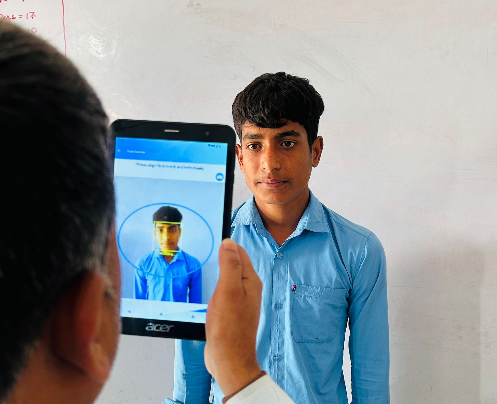 विद्यार्थियों की उपस्थिति अब टैब के माध्यम से बनायी जाएगी ।